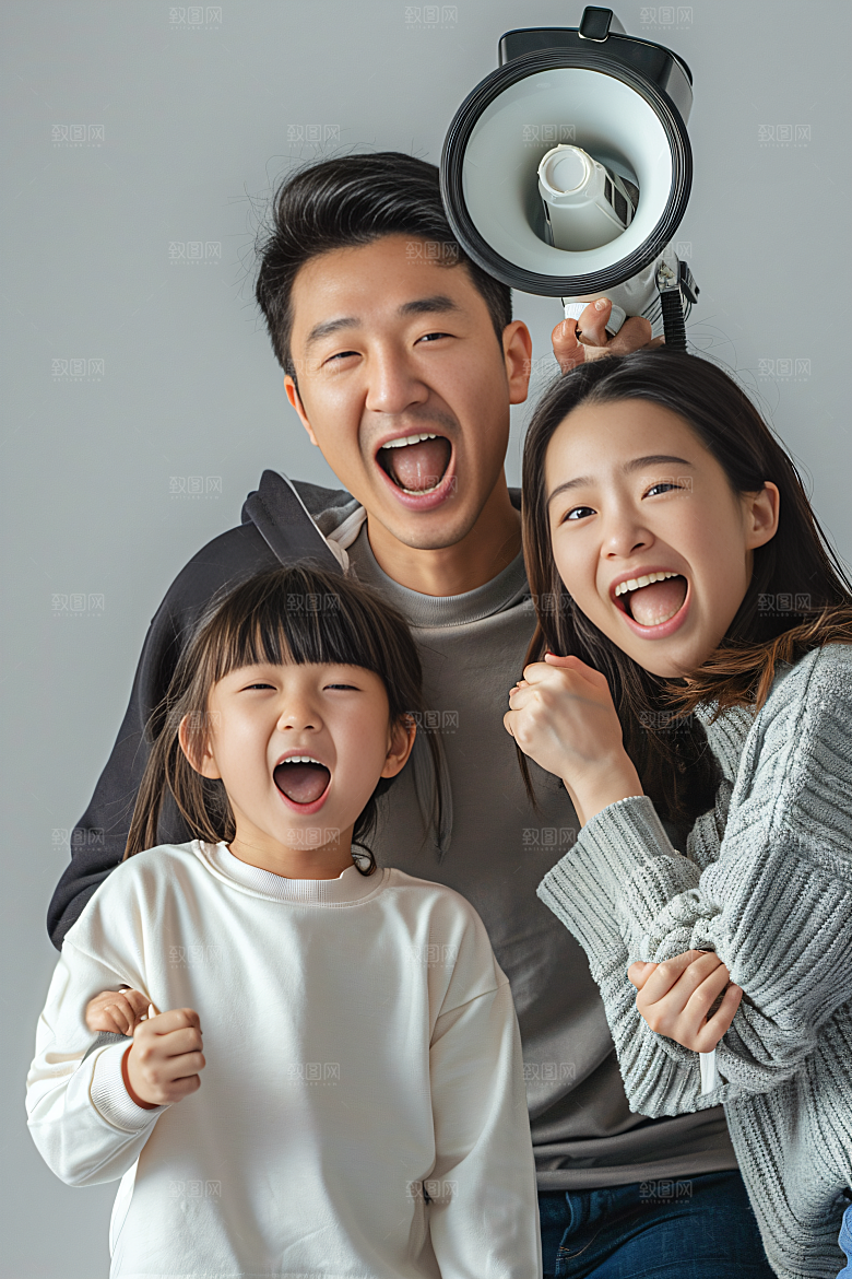 幸福一家人出游三口之家摄影图
