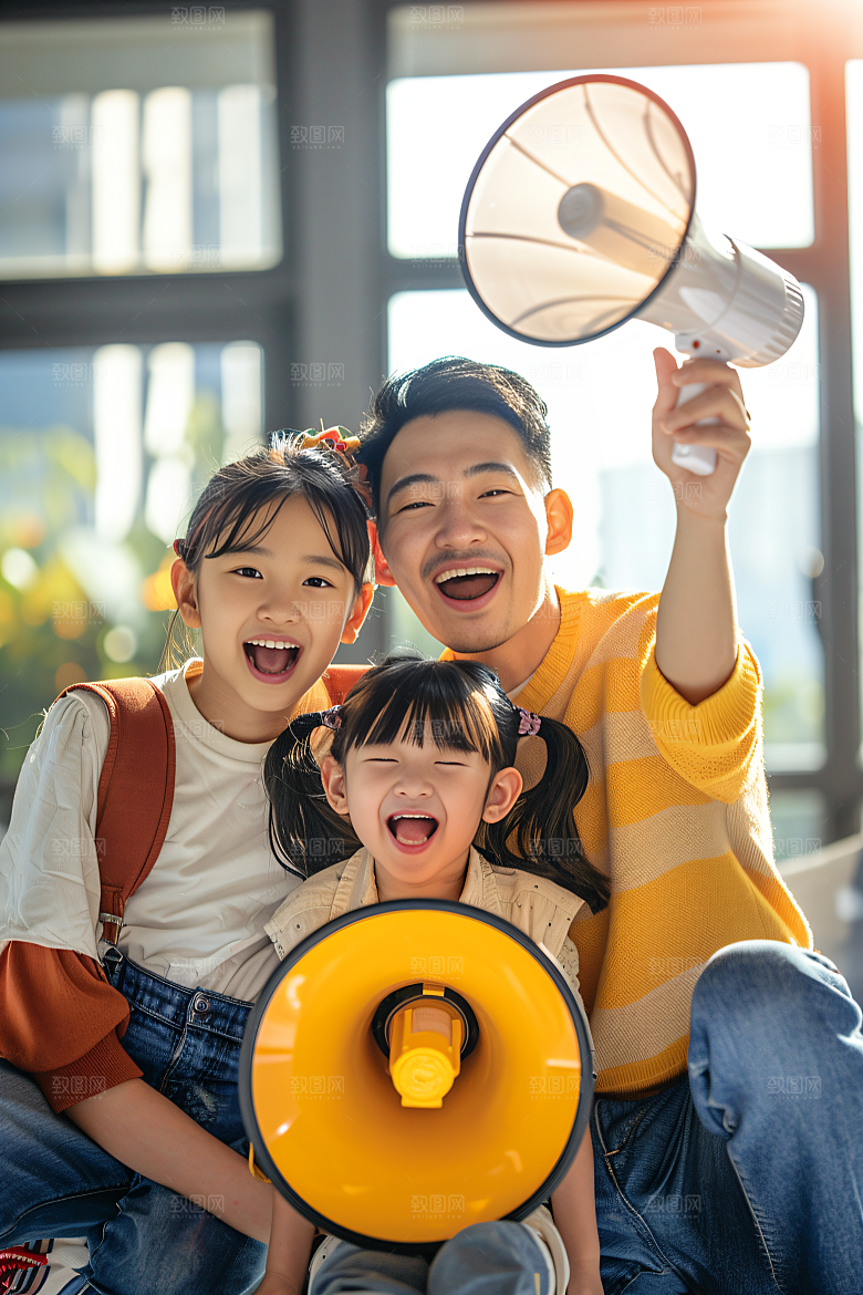 幸福一家人相聚三口之家摄影图