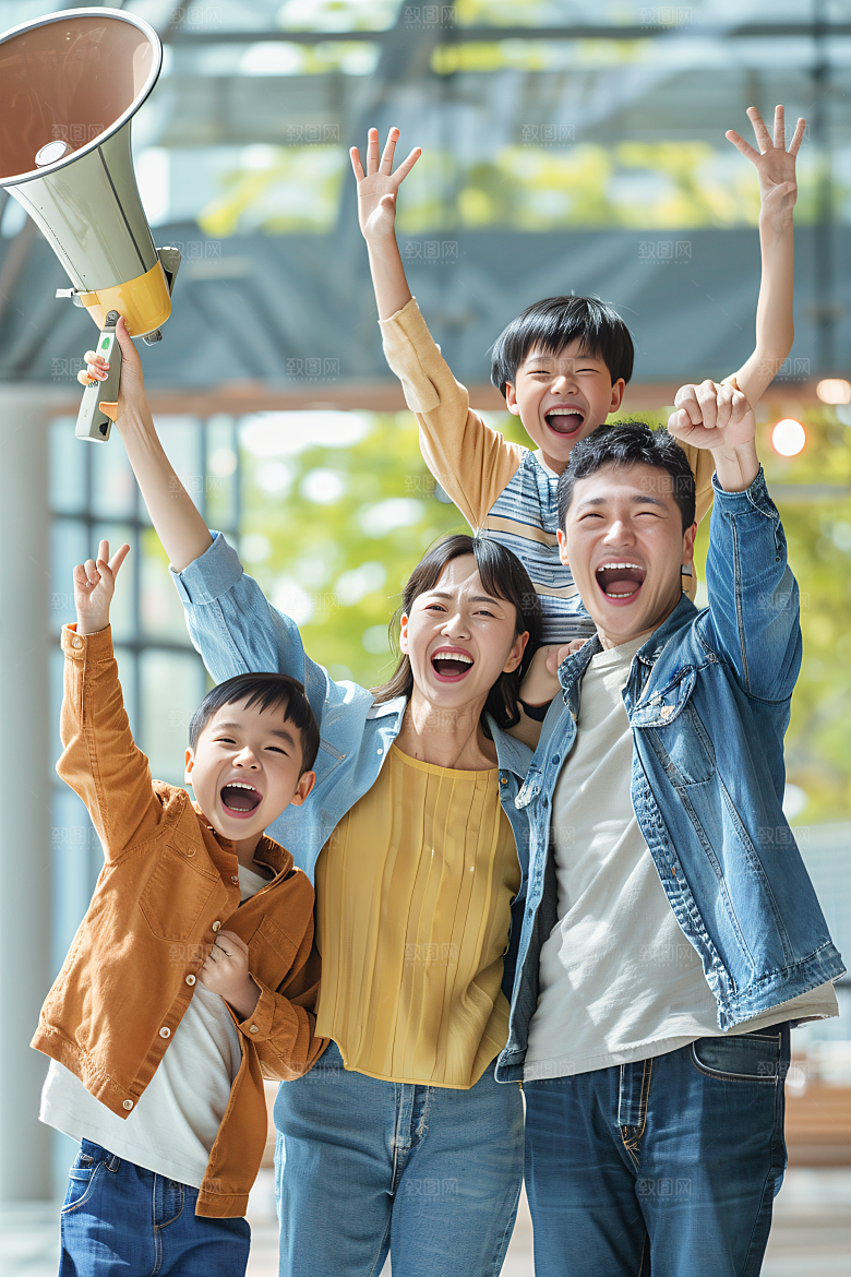 幸福一家人人物三口之家摄影图