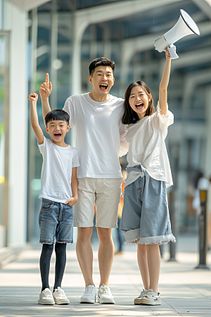 幸福一家人相聚出游摄影图