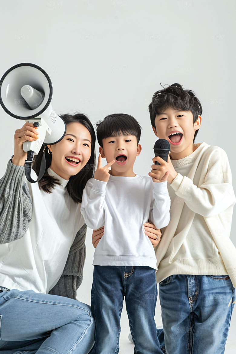 幸福一家人出游肖像摄影图