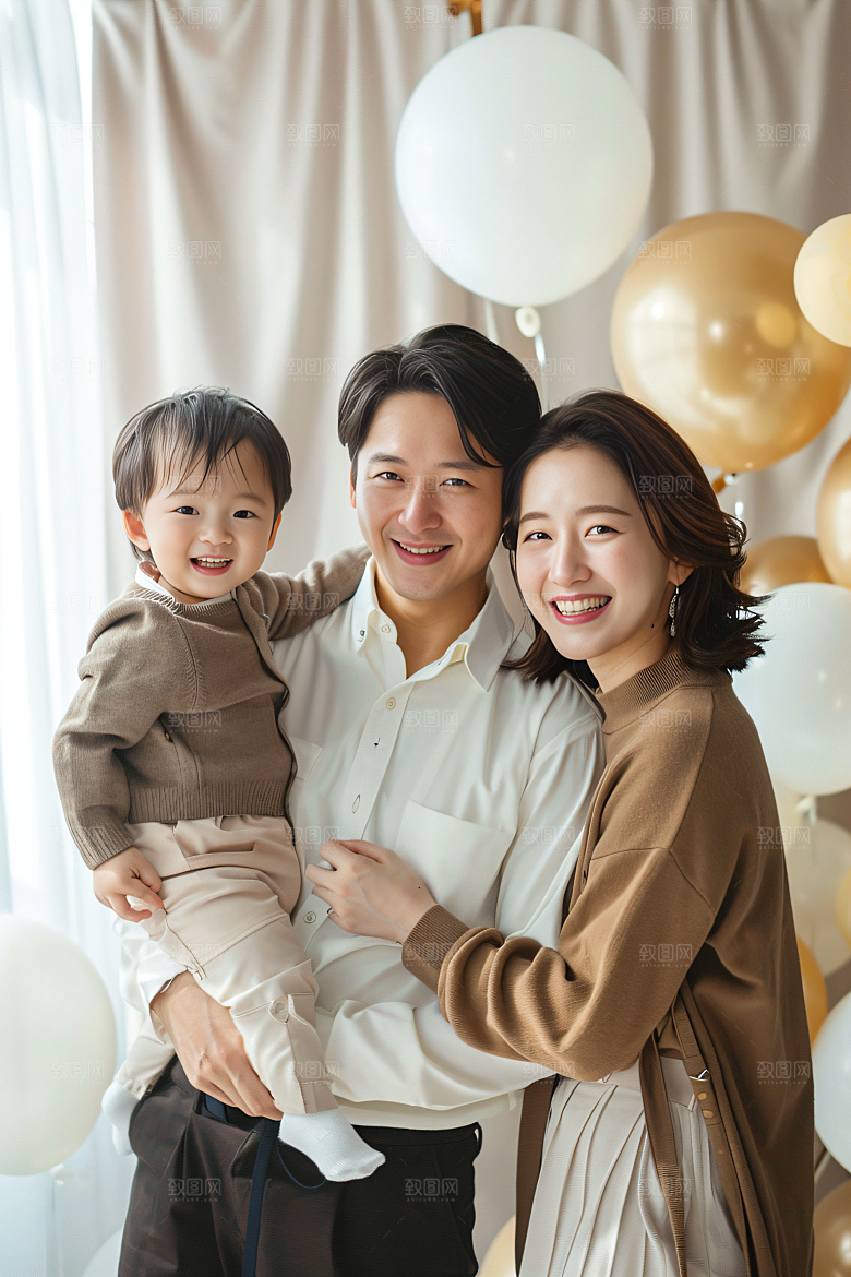 幸福一家人三口之家相聚摄影图