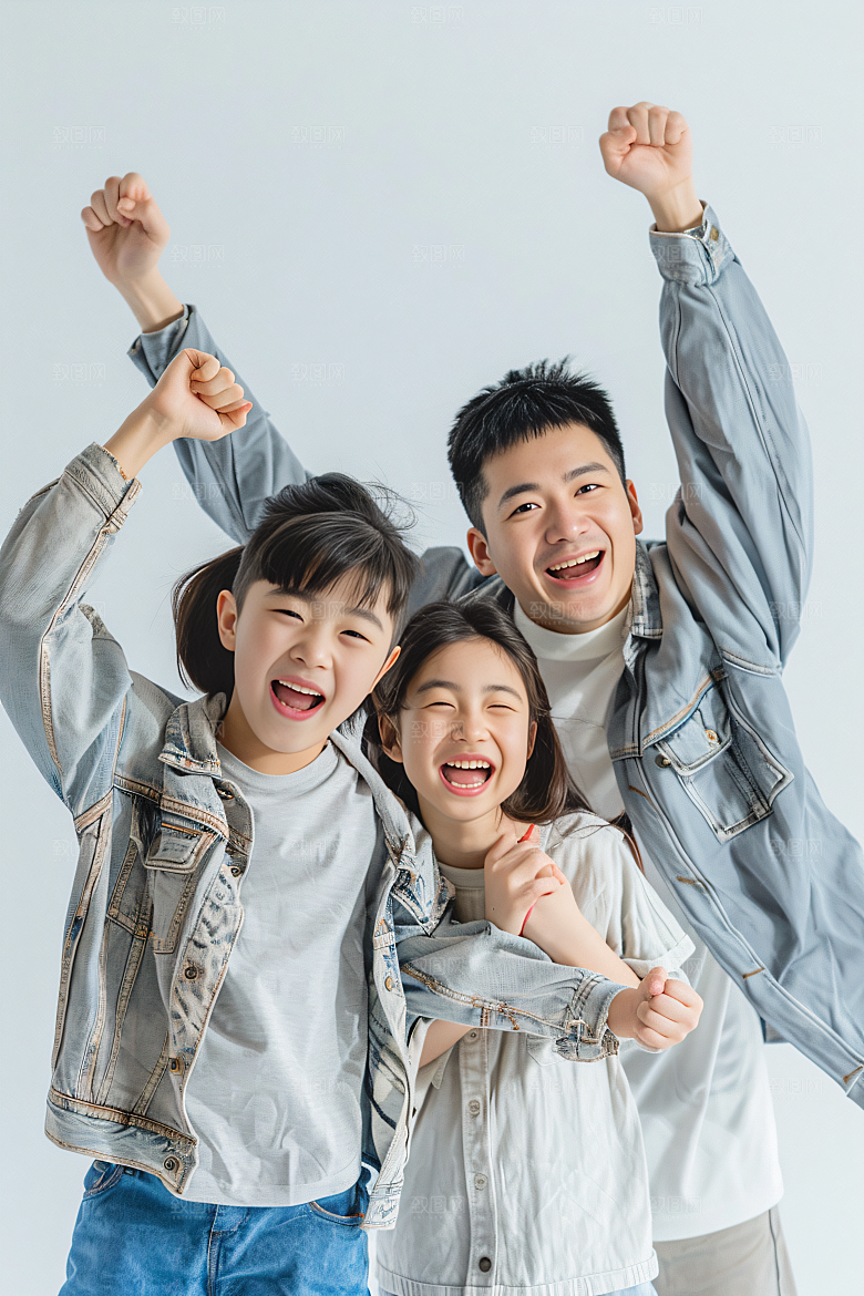 幸福一家人相聚三口之家摄影图