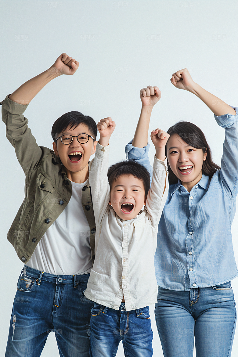 幸福一家人开心出游摄影图