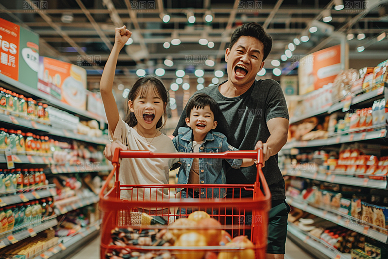 一家三口欢乐场面温馨家人摄影图