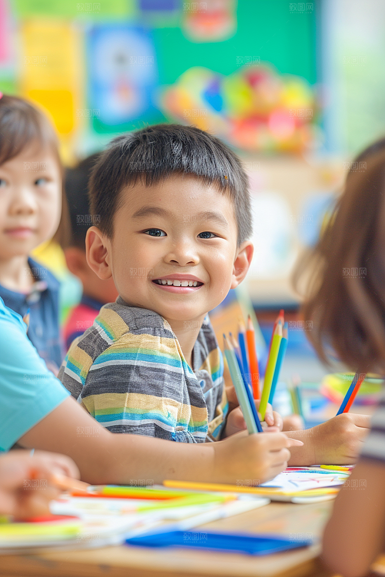 幼儿园里的小朋友可爱学生摄影图