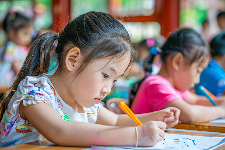 幼儿园里的小朋友学前班可爱摄影图