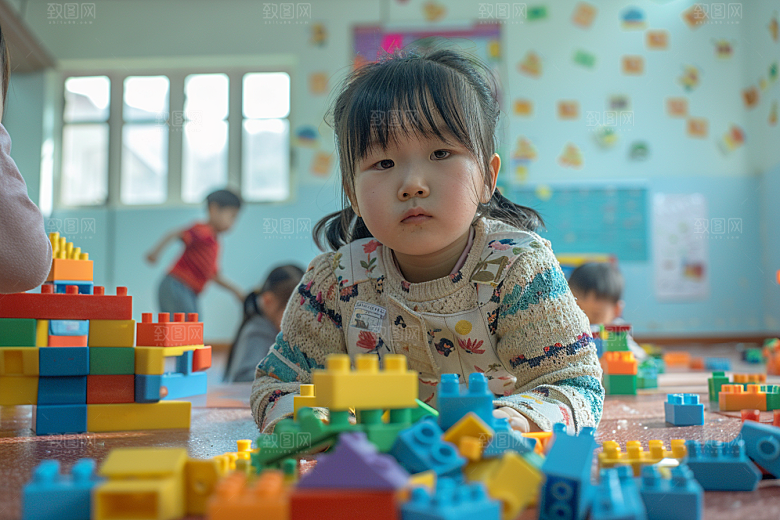 幼儿园里的小朋友上学肖像摄影图