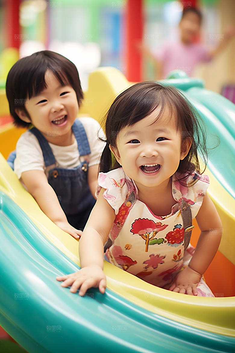幼儿园里的小朋友可爱童趣摄影图