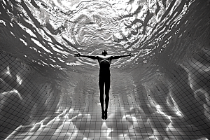 游泳运动员泳池人物摄影图