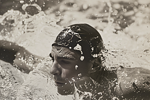 游泳运动员体育泳道摄影图