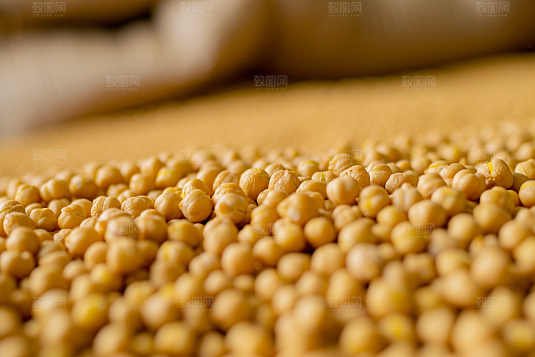 油炸黄金豆零食膨化食品摄影图