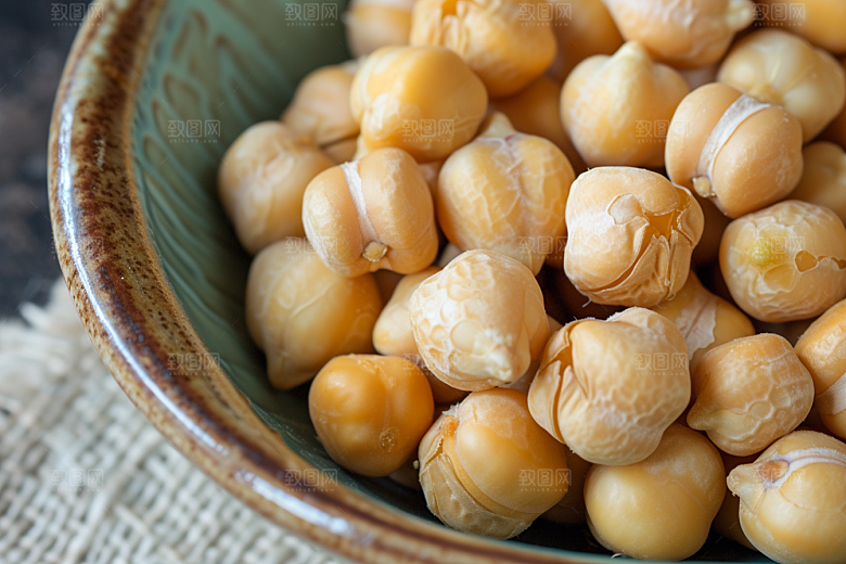 油炸黄金豆美食美味摄影图