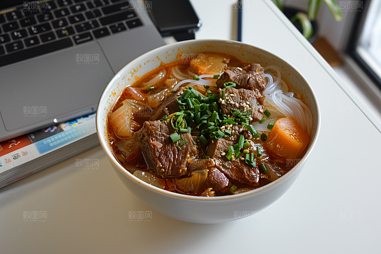 早餐面条热气腾腾美食摄影图