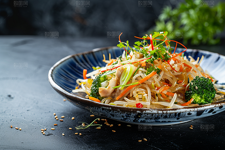 早餐面条热气腾腾高清摄影图