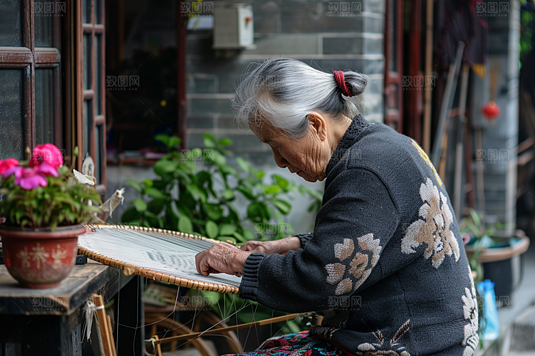 母亲织毛衣寄托背影摄影图