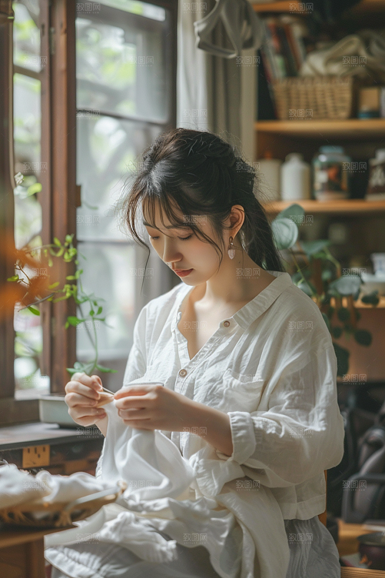 母亲织毛衣期望寄托摄影图