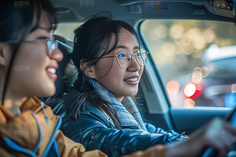 汽车自驾游在路上开车摄影图