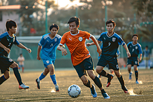踢足球的人青年阳光摄影图