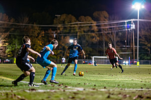 踢足球的人人物青年摄影图