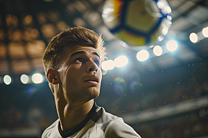 踢足球的人阳光青年摄影图