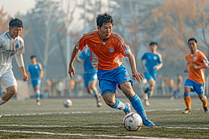 踢足球的人阳光肖像摄影图